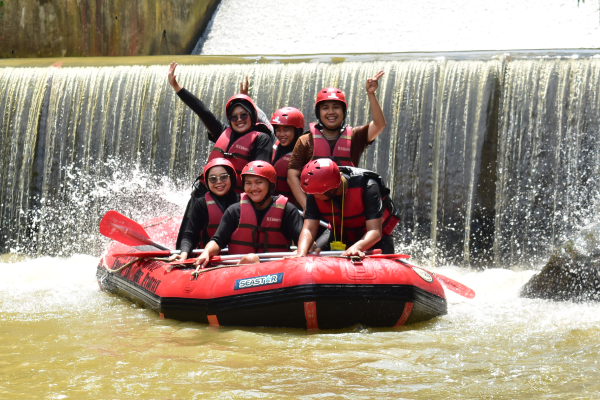 blog Manfaat Rafting sebagai Aktivitas Team Building
